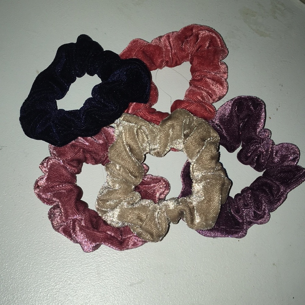 5 velvet urban outfitters scrunchies!!! 😍